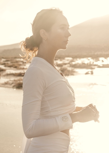 Biała bluzka kopertowa z wiązaniem do jogi | Strój do jogi | Sklep internetowy SeeMe Shop