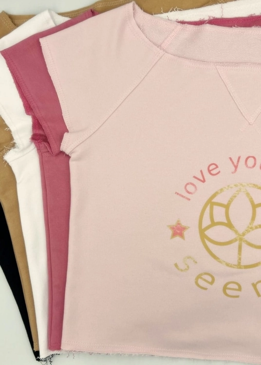 Bluzka z krótkim rękawem i dużym logo SeeMe na plaże lub na jogę | Sklep internetowy SeeMe Shop