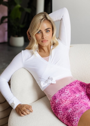 Biała bluzka kopertowa z wiązaniem do jogi | Strój do jogi | Sklep internetowy SeeMe Shop