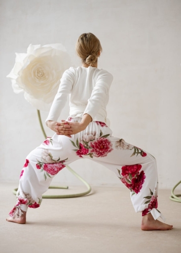 Luźne spodnie do tańca lub jogi w kwiatowy wzór | Spodnie do jogi | Ubrania do jogi | Sklep internetowy SeeMe Shop