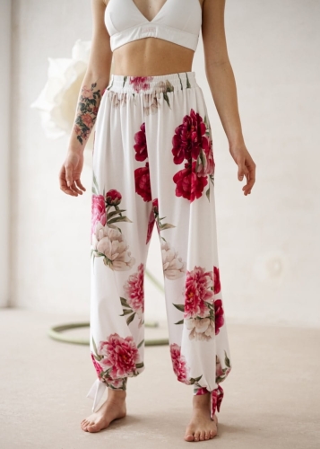 Luźne spodnie do tańca lub jogi w kwiatowy wzór | Spodnie do jogi | Ubrania do jogi | Sklep internetowy SeeMe Shop