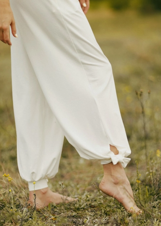 Białe, luźne spodnie do tańca lub jogi | Spodnie do jogi | Ubrania do jogi | Sklep internetowy SeeMe Shop