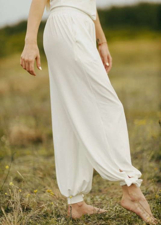 Białe, luźne spodnie do tańca lub jogi | Spodnie do jogi | Ubrania do jogi | Sklep internetowy SeeMe Shop