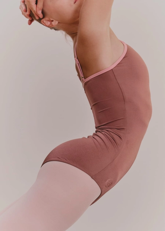 Body baletowe | Leotard | Stroj do baletu | Detal szytego ręcznie body do baletu | Sklep internetowy SeeMe Shop