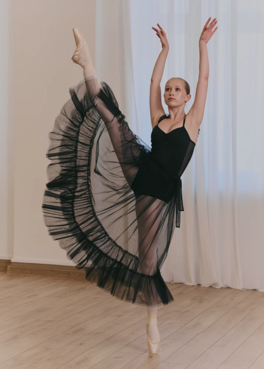 Baletnica ubrana w paczkę romantyczną | Leotard | Sklep internetowy SeeMe Shop