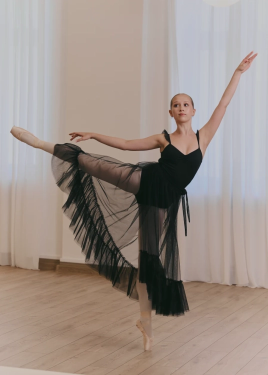 Baletnica ubrana w paczkę romantyczną | Leotard | Sklep internetowy SeeMe Shop