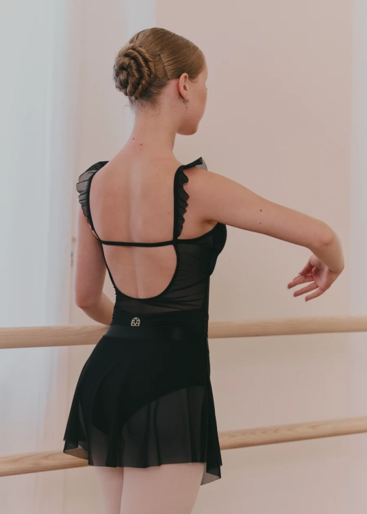 Baletnica ubrana w paczkę klasyczną | Leotard | Sklep internetowy SeeMe Shop