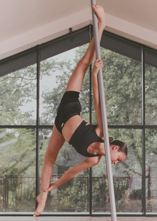 Welurowe dziecięce spodenki do pole dance | Dziecięcy strój do pole dance | Sklep internetowy SeeMe Shop